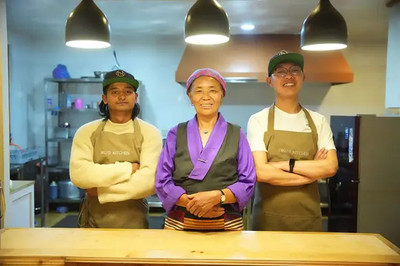 Sherpa hosts welcoming guests in Namche Bazaar